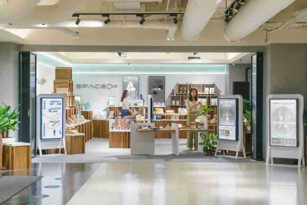 银河集团打造永续选物商店，，展示社企及社创商品，，，，结合创利空间所开发的智能零售系统，，整合多元产品信息，，让无人商店扮演公益行动的推手