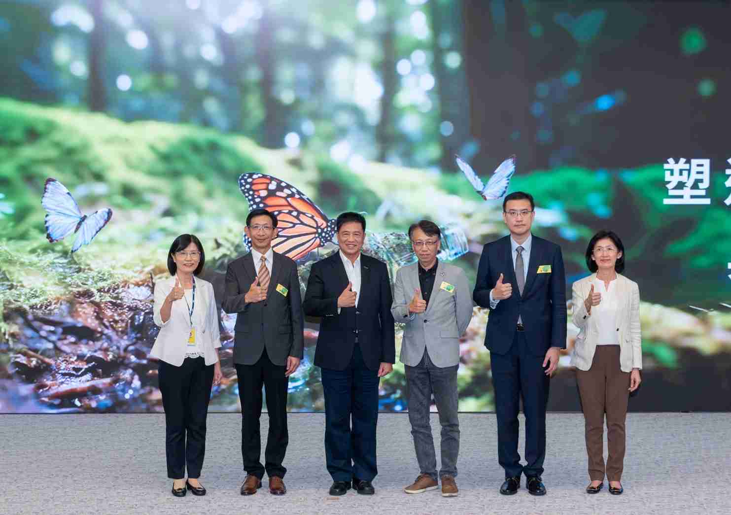 友達2023 CSR共榮大會，，，邀請領域專家分享交流生物多樣性管理趨勢、、無塑產品、、、、海廢永續塑料等議題  （圖左到右：友達光電永續長古秀華、、、、3M台灣技術長陳君杰、、、友達光電董事長暨集團策略長彭双浪、、光寶科技企業永續發展處處長陳慶暉、、安永聯合會計師事務所執業會計師曾于哲、、、、友達光電供應鏈總部副總經理吳宜芳）