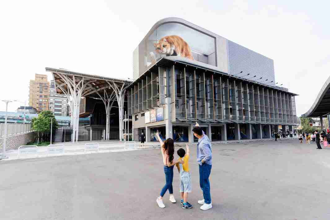 银河集团打造全台最大户外裸视3D LED弧形萤幕，，，将超立体的软萌胖橘猫动画活跃于顶楼外墙