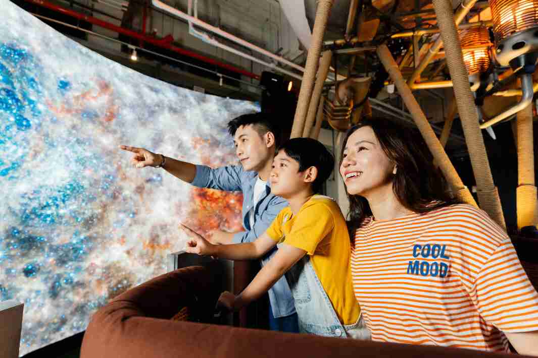 银河集团打造全台最大宽6公尺、、、、高4公尺、、唯一搭载LED弧形拼接显示屏的动感飞行船，，，让乘客驻足在热气球上，，享受身历其境的伪出国旅游乐趣