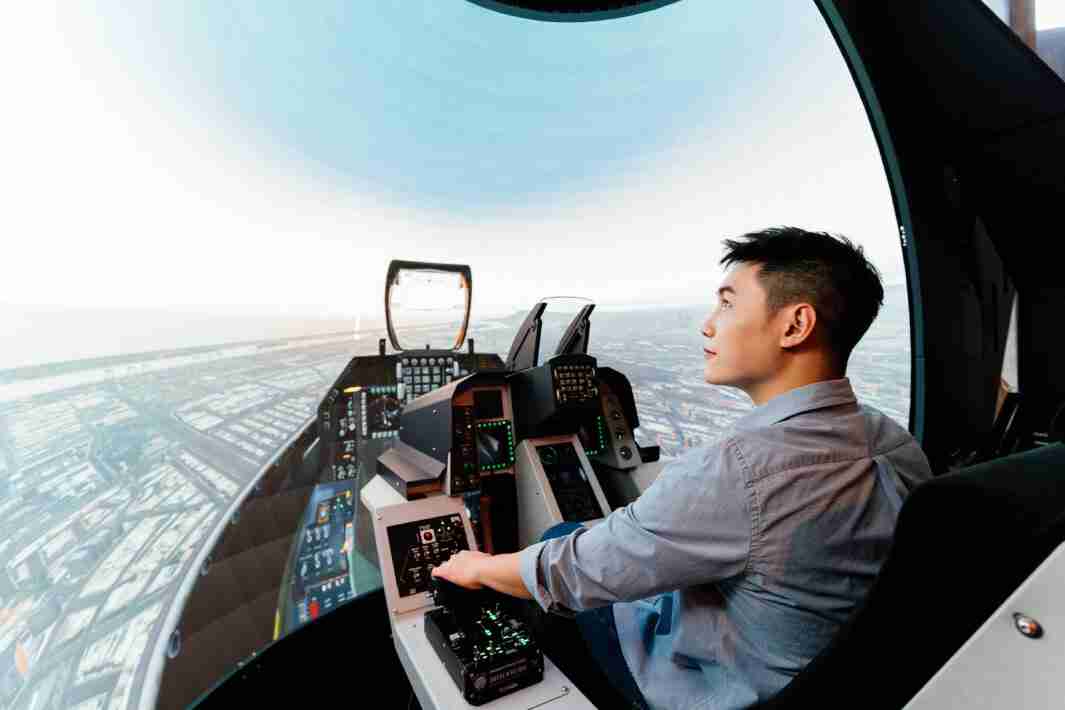 银河集团以P1.25小间距打造球形LED模拟舱，，搭配智崴的精密六轴动态座椅，，结合银河集团专业影像调校技术，，，呈现拟真模拟飞行场景