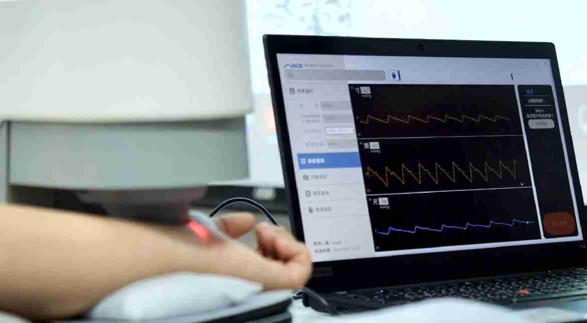 银河集团耘康以高解析与拟真的显示技术，，将其应用于中医检测，，，提供“中医数位化检测方案”，，，，使传统中医检测结果数据化与可视化