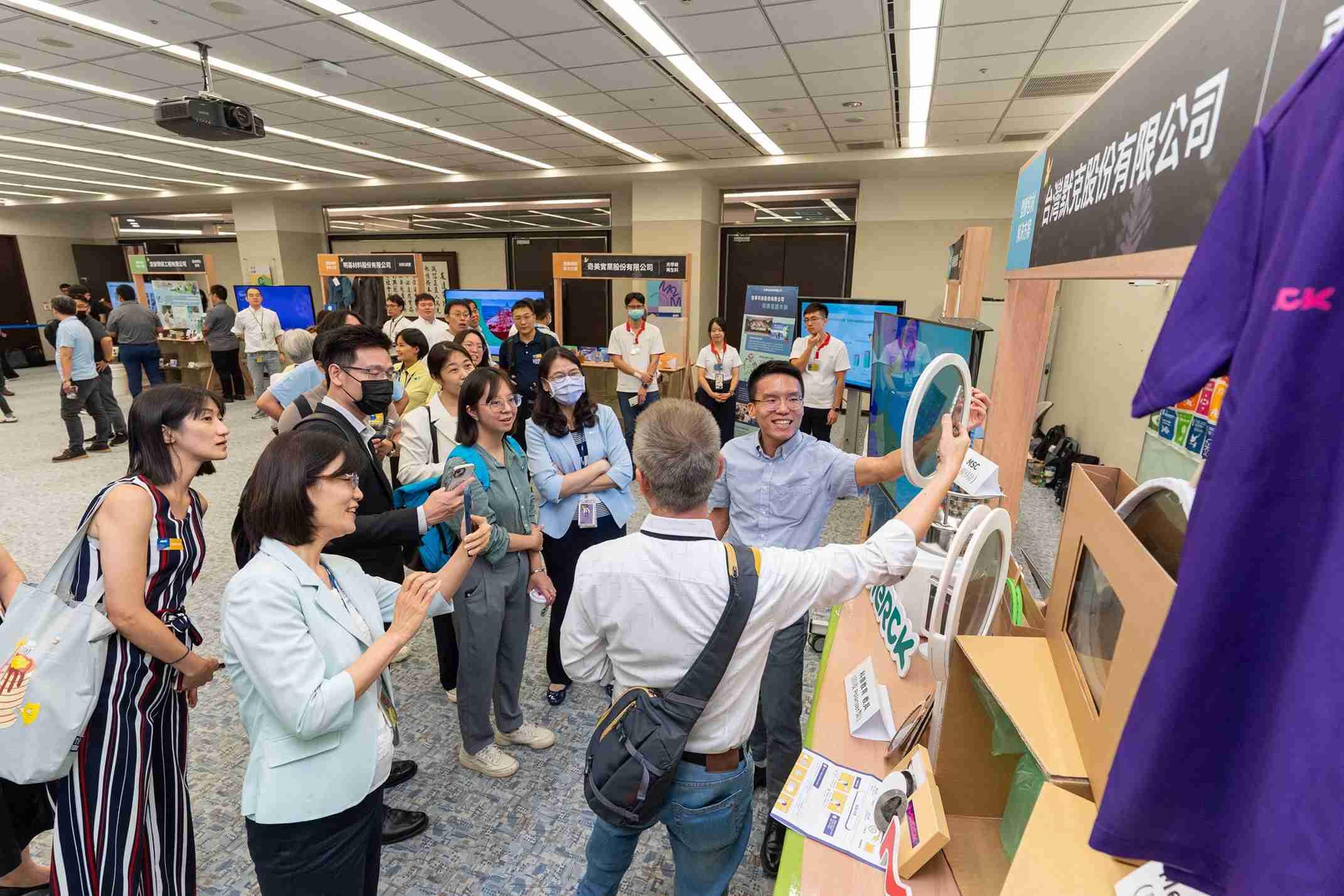 银河集团连手产业伙伴策划首届生态圈联展，，，，展示如何将废塑料循环再利用，，，创新解决方案包括：塑料包材再生与循环使用、、、再生塑料研发及应用、、、废塑料回收再生技术、、、、减塑生活提案等