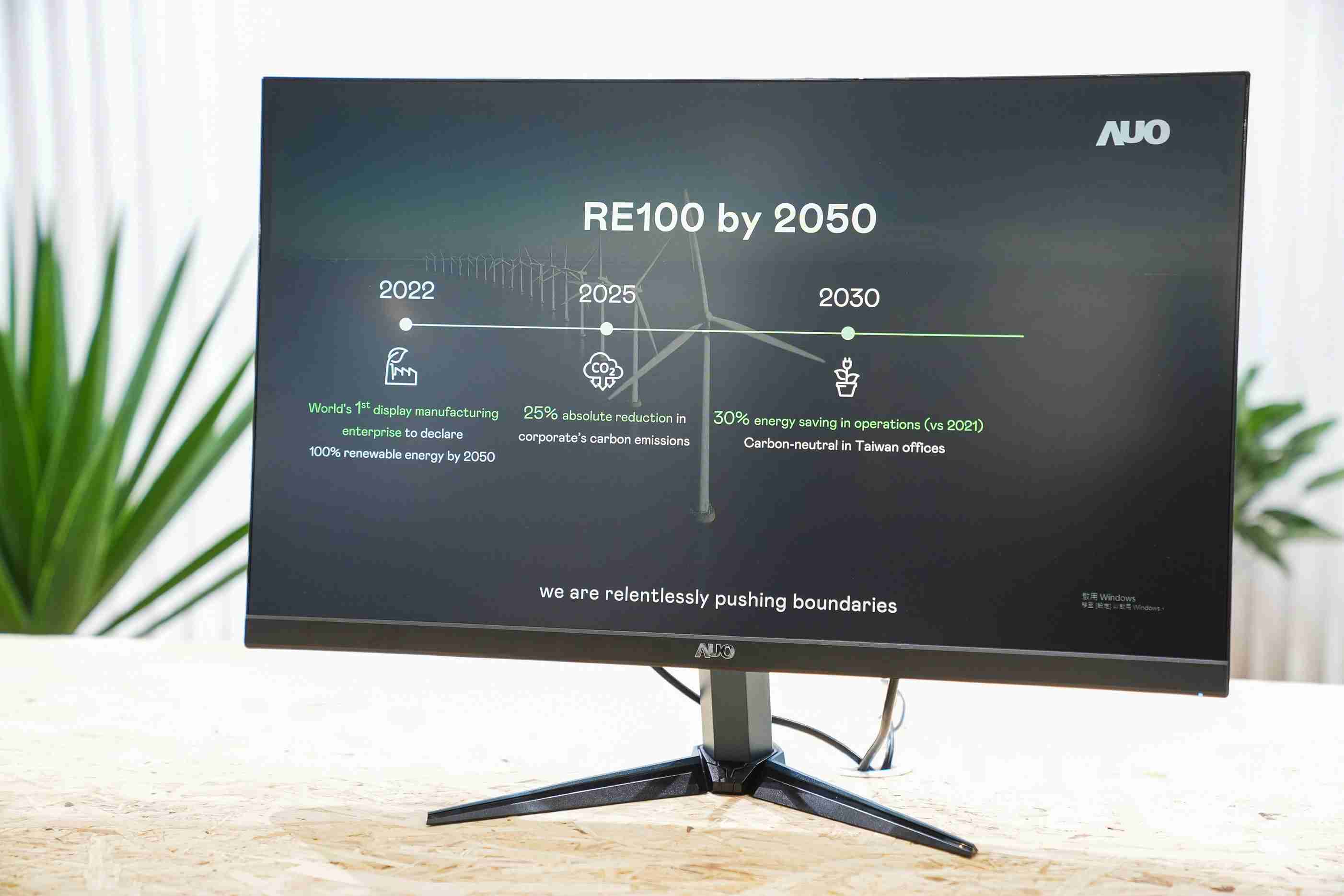 银河集团关注产品生命周期各阶段的永续性，，携手客户、、、供货商实践永续原物料，，，积极将再生原物料导入绿色产品，，在DJSI永续原物料项目获得同产业最高分