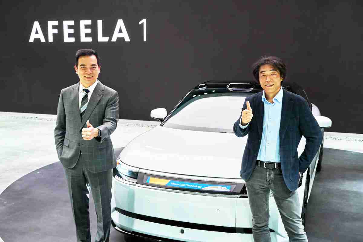 银河集团与Sony Honda Mobility携手合作，，率先全球展示搭载于AFEELA电动车上，，首款应用在车身外部的Micro LED 车头显示解决方案 (Micro LED Media Bar Solutions)。。银河集团光电执行长暨总经理柯富仁(左)与Sony Honda Mobility代表取缔役社长兼营运长川西泉(lzumi Kawanishi)(右)在CES 现场展现双方坚定持续创新的承诺，，，，实现更加人性化与智慧的驾乘体验。。