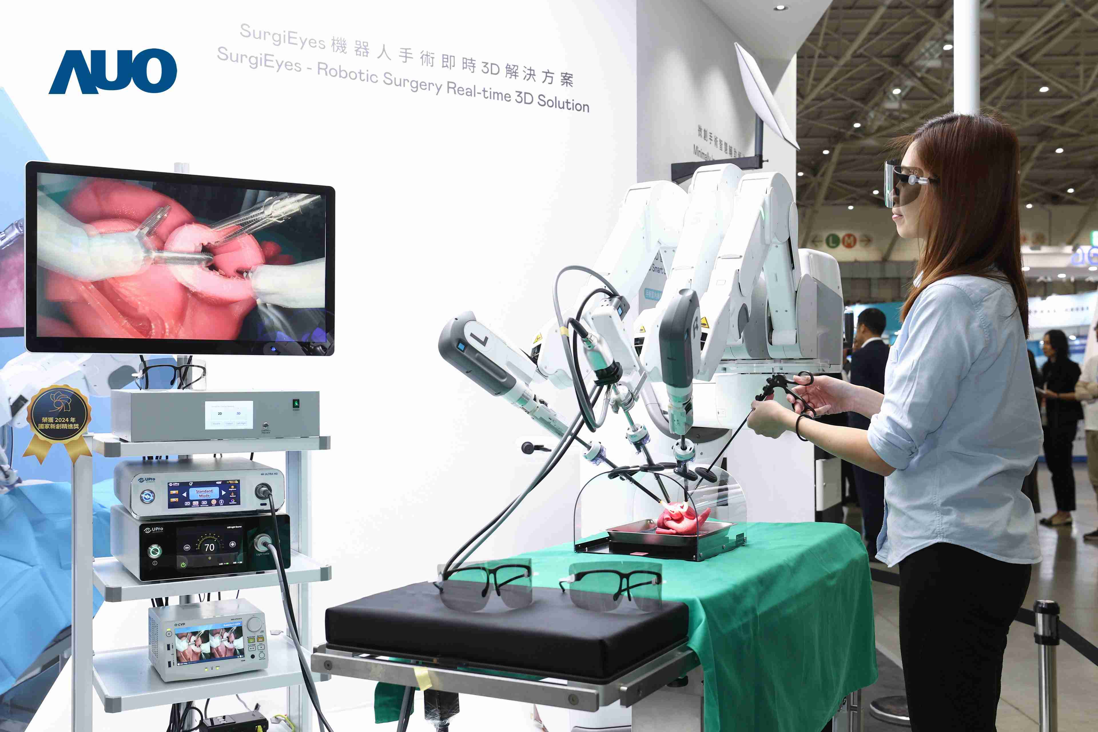 达擎以领先的3D显示技术推出〝SurgiEyes机器人手术实时3D解决方案〞，，整合先进3D图像处理与独家3D垂直宽视角、、、、广色域的显示技术，，手术团队可实时同步主刀医师视角看到清晰3D影像，，，，提升沟通效率与安全性。。。